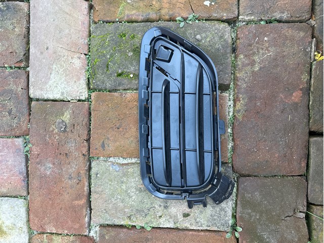 Правая решетка переднего бампера 51117347946 BMW