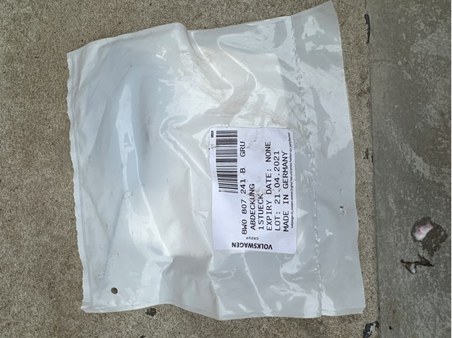 VAG 8W0807241B Заглушка буксировочного крюка в наличии Каменское