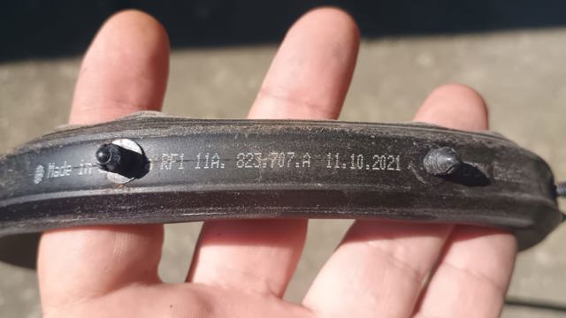 Уплотнитель под капот 11A823707A VAG