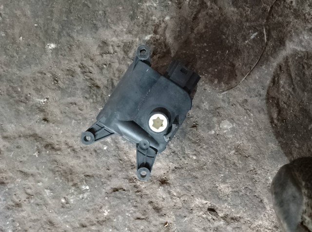 Двигун заслінки печі