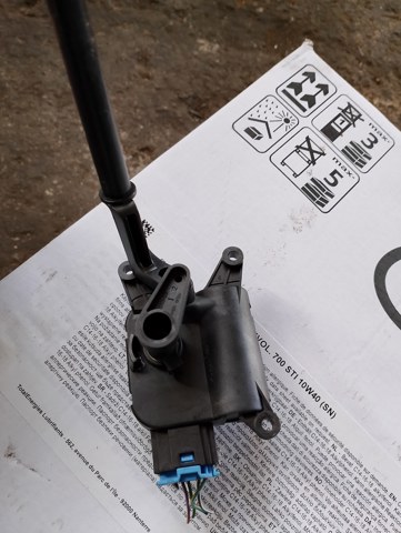 Двигун заслінки печі