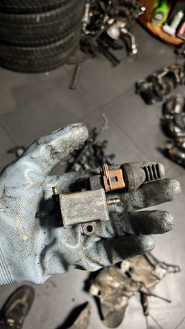 Переключающий клапан регулятора заслонок впускного коллектора