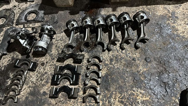 Шатун поршня двигателя 2.5