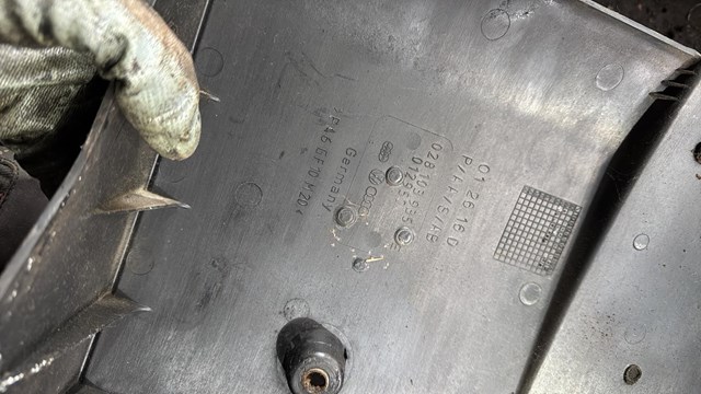 Кришка двигуна декоративна