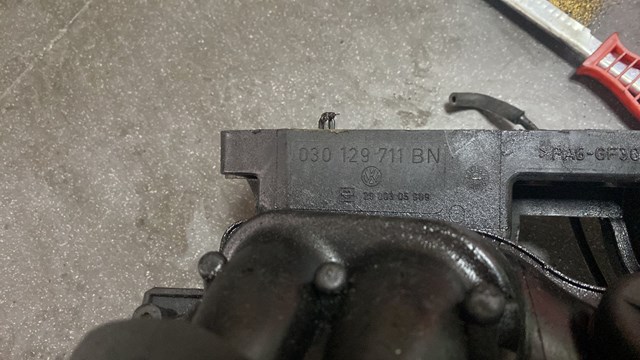 колектор впускний