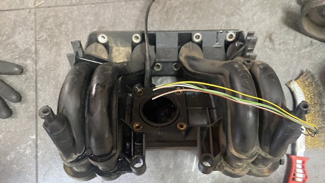 колектор впускний