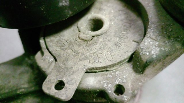 Натягувач приводного ременя