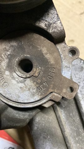 Натягувач приводного ременя