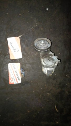 Натягувач приводного ременя