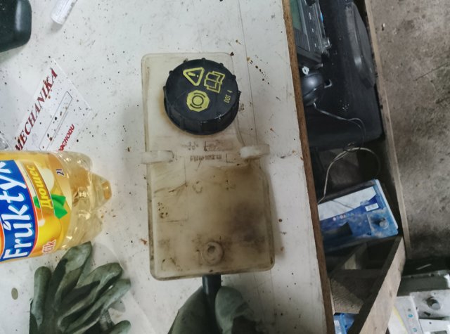 Бачок головного гальмівного циліндру (гальмівної рідини)