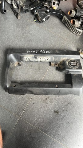 Декоративна кришка двигуна