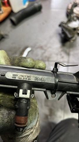 Топливная рейка пластик