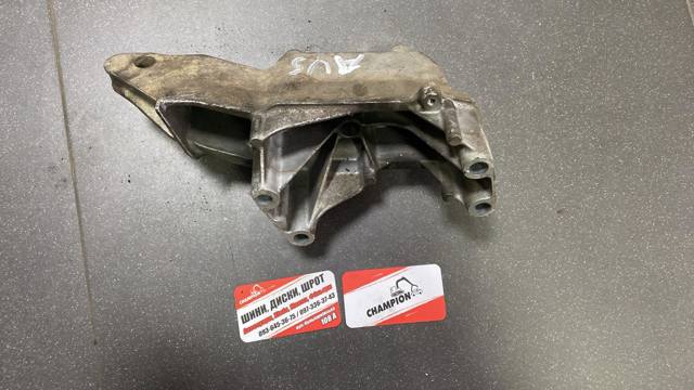 Кронштейн подушки (опори) двигуна, правої