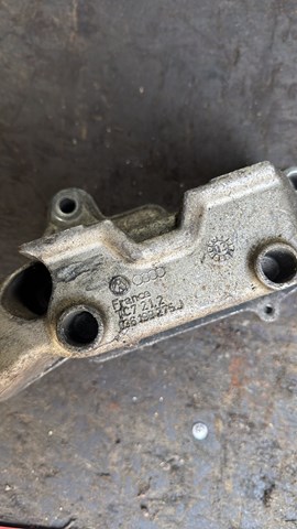 Кронштейн подушки (опори) двигуна, правої