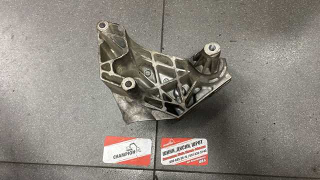 Кронштейн подушки (опори) двигуна, правої