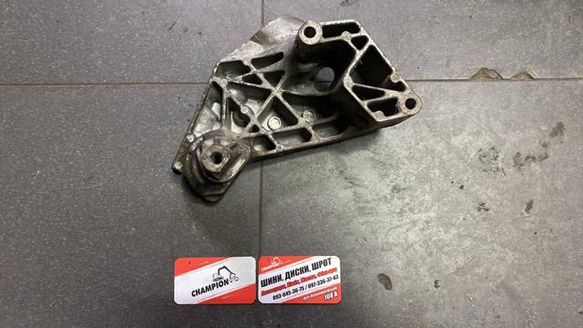 Кронштейн подушки (опори) двигуна, правої