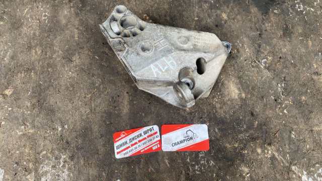 Кронштейн подушки (опори) двигуна, правої