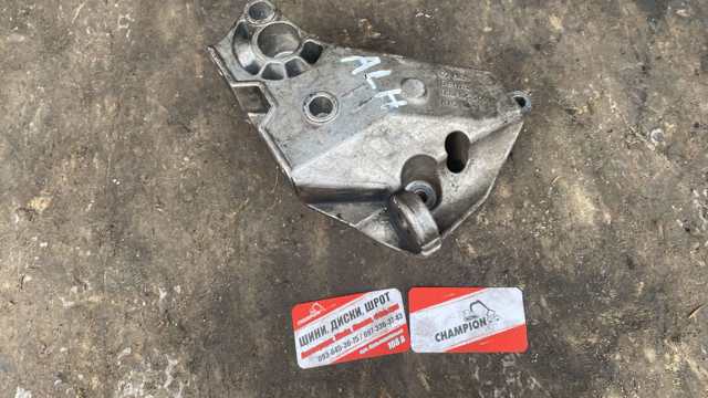 Кронштейн подушки (опори) двигуна, правої