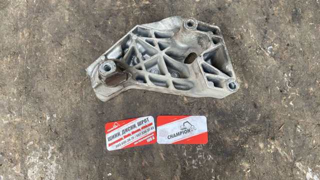 Кронштейн подушки (опори) двигуна, правої