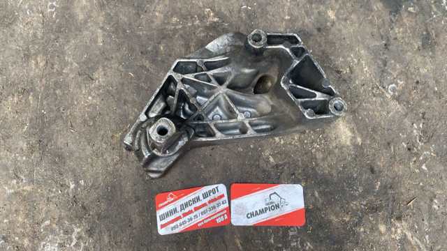 Кронштейн подушки (опори) двигуна, правої