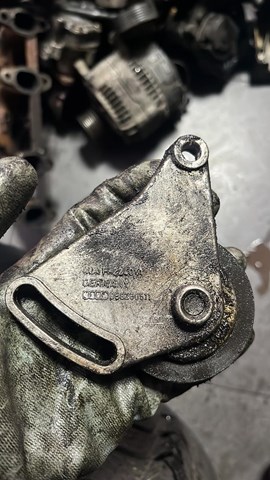 Натягувач приводного ременя