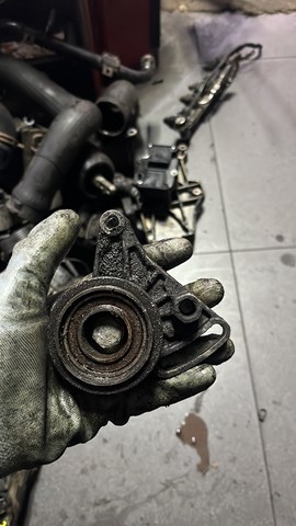 Натягувач приводного ременя