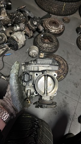 Дросільна заслінка в зборі