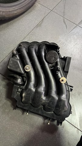 колектор впускний