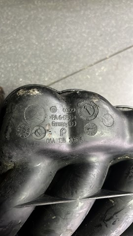 колектор впускний