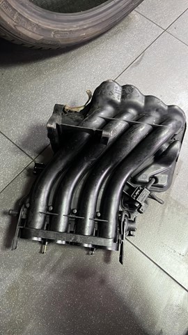 колектор впускний