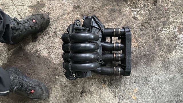 Соединительная перемычка впускных коллекторов