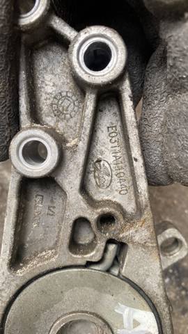 Натягувач приводного ременя