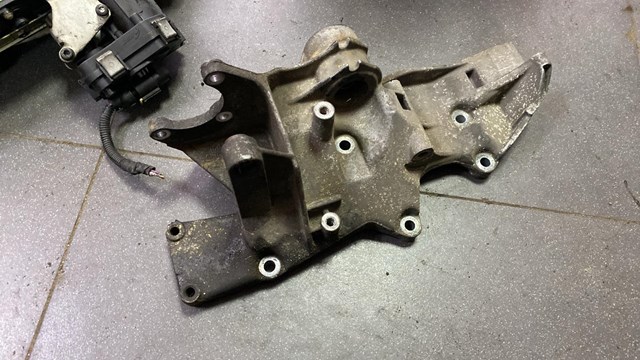 кронштейн генератора