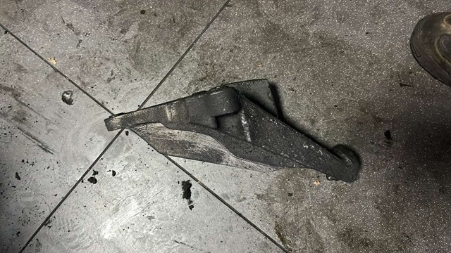 Кронштейн двигателя