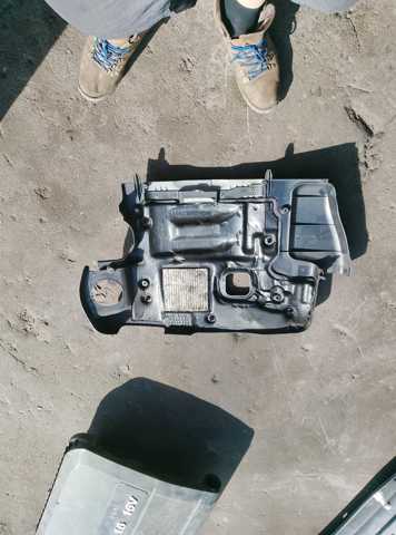 Кришка двигуна декоративна