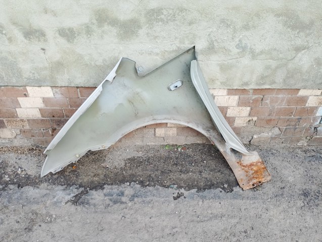 Крило переднє праве