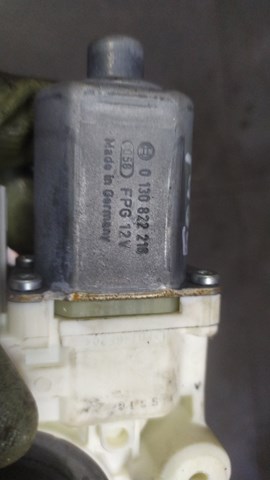 Двигун склопідіймача двері передньої, правої