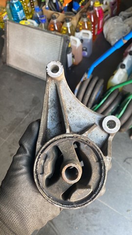 Подушка (опора) двигателя передняя