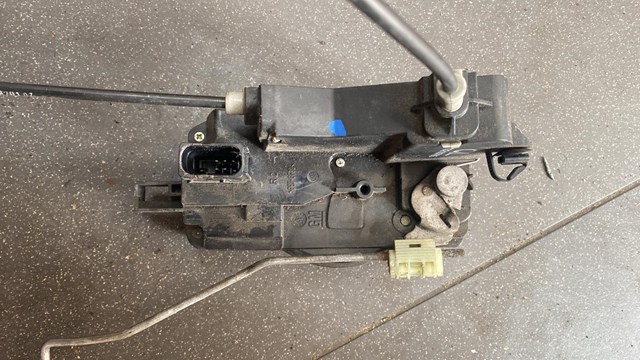 Замок двери передней правой