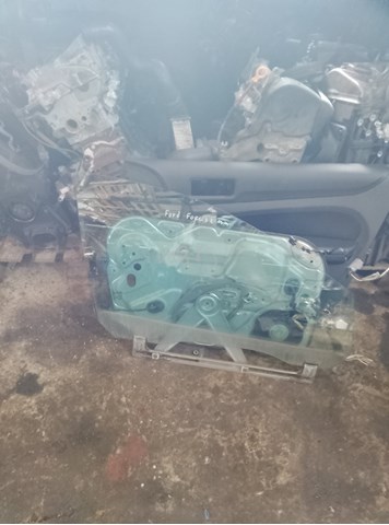 Стекло двери передней правой