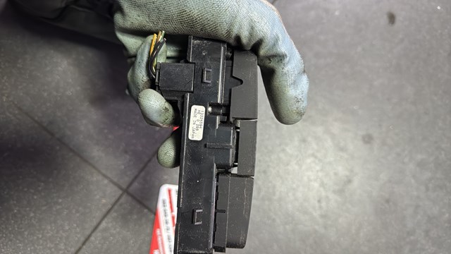 Кнопка включения аварийного сигнала