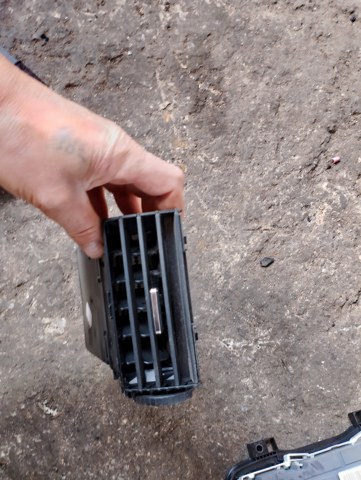 Решітка вентиляції салону на торпедо