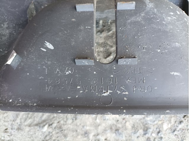 деталь оздоблення багажника