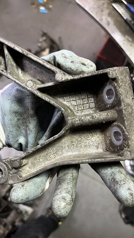 Кронштейн двигателя