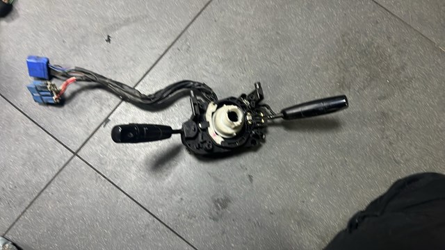 Перемикач покажчиків поворотів склоочисника Мазда