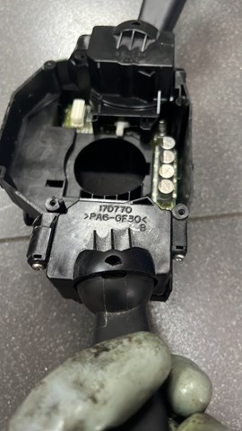 Підкермовий перемикач правий volv