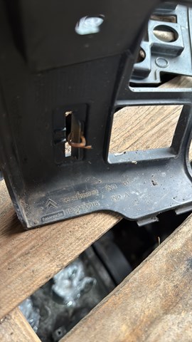 Передній тримач бампера