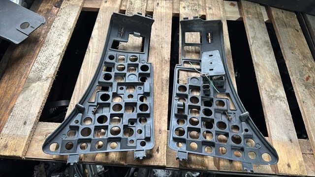 Передній тримач бампера