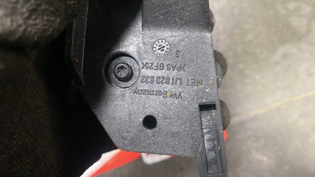 Кронштейн ручки відкривання капота — фото 2