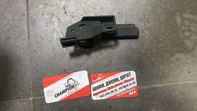 Кронштейн ручки відкривання капота — фото 3